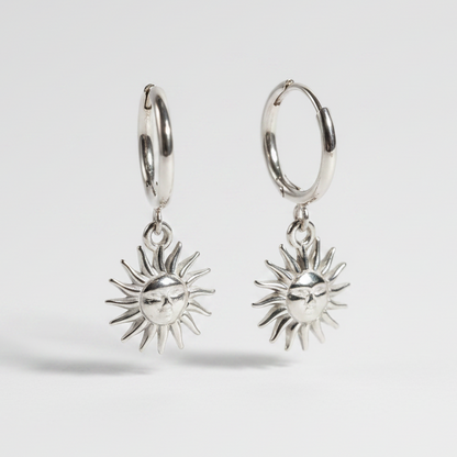 Brincos Solar Silver em Aço – O Brilho do Sol no seu Look