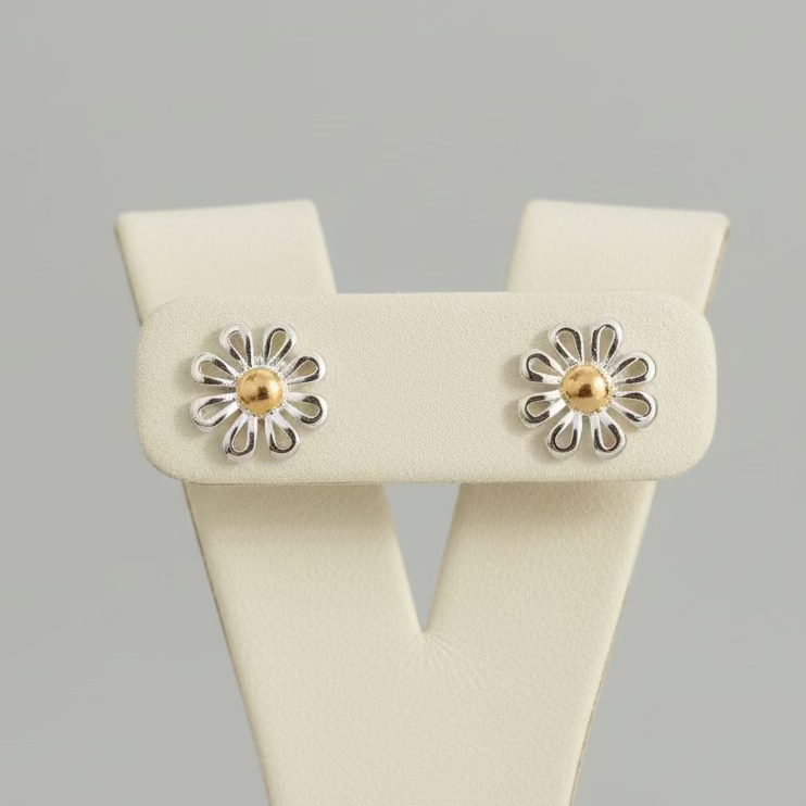 Estes brincos de espigão combinam dois metais nobres num design floral clássico e moderno.