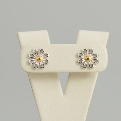 Estes brincos de espigão combinam dois metais nobres num design floral clássico e moderno.