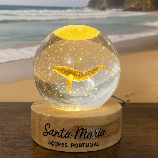 Esta elegante esfera de cristal 3D captura a majestade das baleias que cruzam as águas de Santa Maria. 