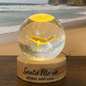 Esta elegante esfera de cristal 3D captura a majestade das baleias que cruzam as águas de Santa Maria. 