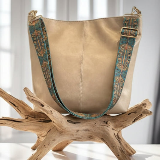 Bolsa Boho-Chic Bege: O Equilíbrio Perfeito entre o Neutro e o Vibrante