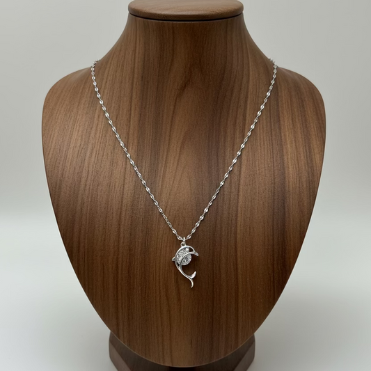 Colar de Senhora em Aço Inoxidável com Pendente Golfinho Laminado a Ouro Branco 10k