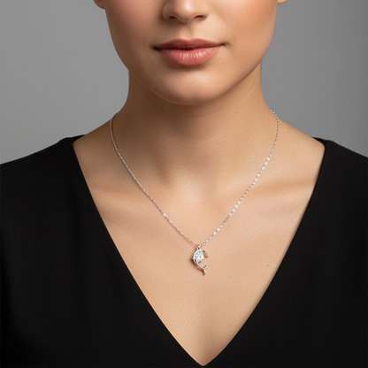 Collier pour femme en acier inoxydable avec pendentif dauphin plaqué or blanc 10 carats