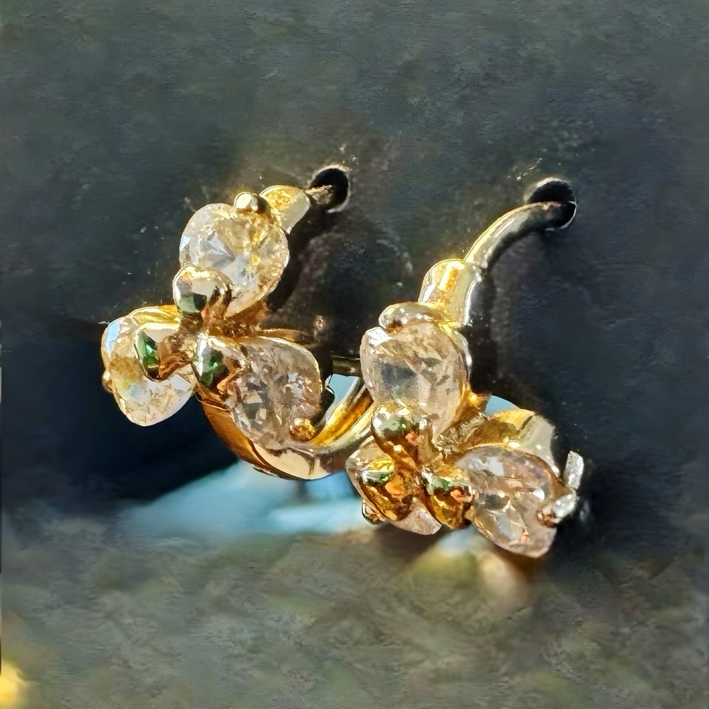 Argolas Pequenas em Ouro Laminado 10K com Zircões