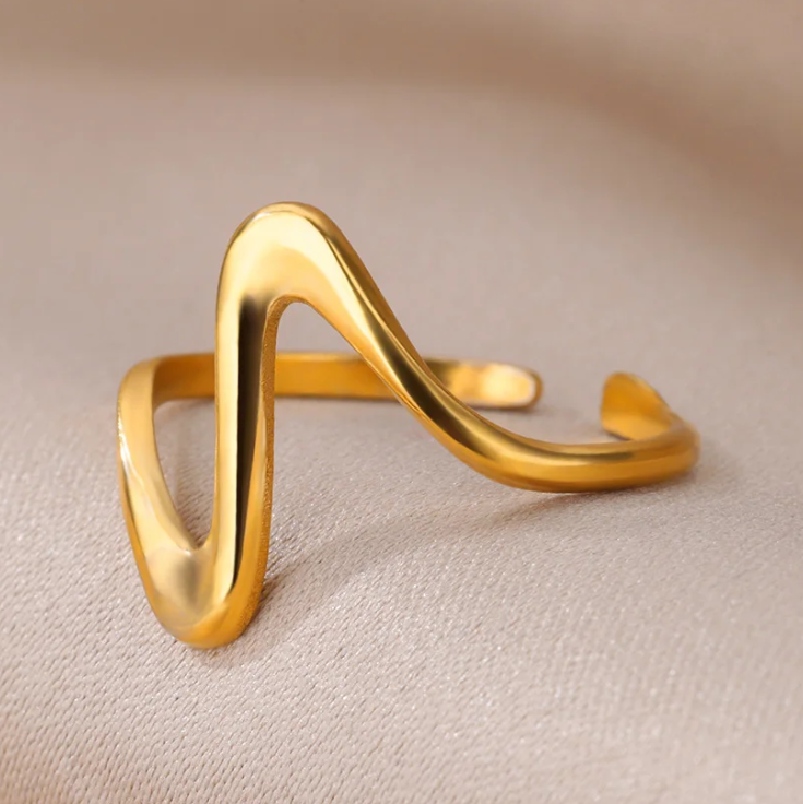 O nosso anel Golden Wave traz uma estética fluida e moderna que se adapta a qualquer estilo.