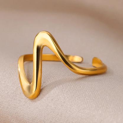 O nosso anel Golden Wave traz uma estética fluida e moderna que se adapta a qualquer estilo.
