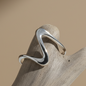Anel Wave em Aço Inoxidável – Design Orgânico