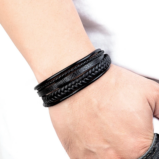 
Pulseira composta por várias tiras de couro de diferentes texturas — incluindo trançados artesanais e tiras lisas — esta peça cria o efeito perfeito de sobreposição sem o esforço de usar várias pulseiras.
