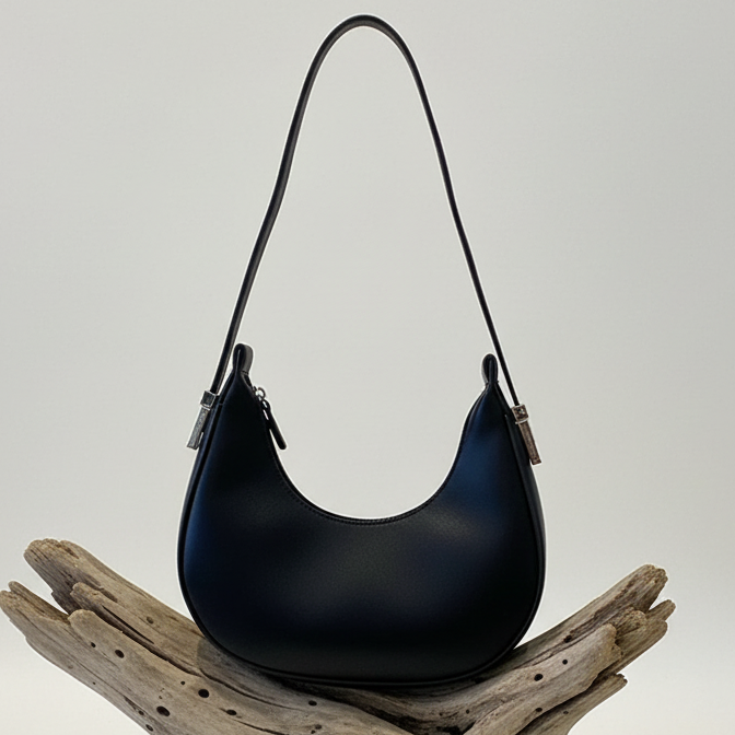 A nossa mala Lunar Black&nbsp;destaca-se pelo seu design curvo e minimalista, perfeito para quem procura um acessório elegante e contemporâneo.