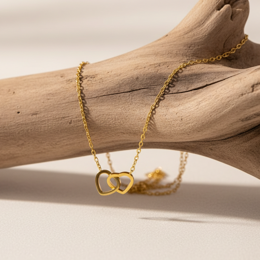  O nosso colar Connected Hearts celebra as ligações mais especiais da vida. 