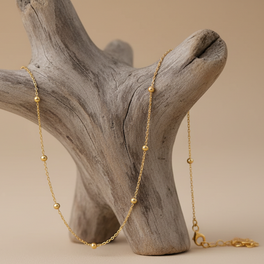 O nosso colar Dots of Gold é a peça essencial para quem adora um brilho subtil. 