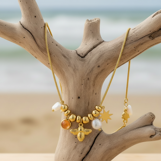 Colar em aço inoxidável com uma malha rabo de rato (snake chain) ultra suave, esta peça conta ainda com uma estrela do norte e uma pedra em tom âmbar para um toque místico.
