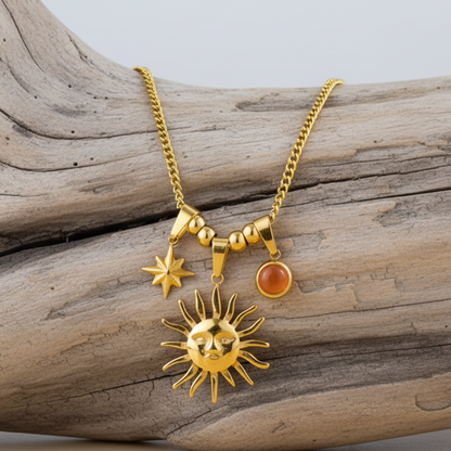 Colar em aço inoxidável com um pendente central de sol detalhado, acompanhado por uma estrela guia e um amuleto em resina âmbar, este colar traz um toque de misticismo ao seu estilo diário.