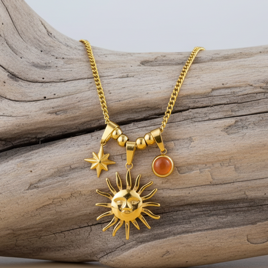 Colar em aço inoxidável com um pendente central de sol detalhado, acompanhado por uma estrela guia e um amuleto em resina âmbar, este colar traz um toque de misticismo ao seu estilo diário.