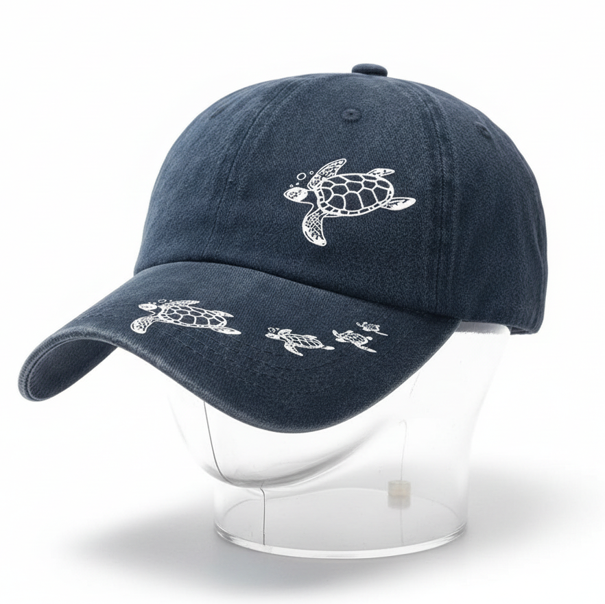O conforto do algodão encontra a precisão da estampa digital. Este boné "dad hat" foi submetido a um processo de lavagem para obter um tom azul envelhecido e um toque extra macio.