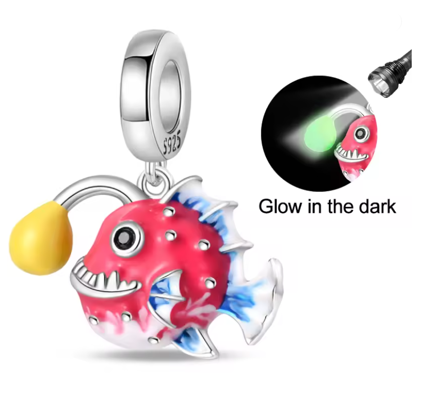 Conta em Prata 925, Peixe Pescador que Brilha no Escuro