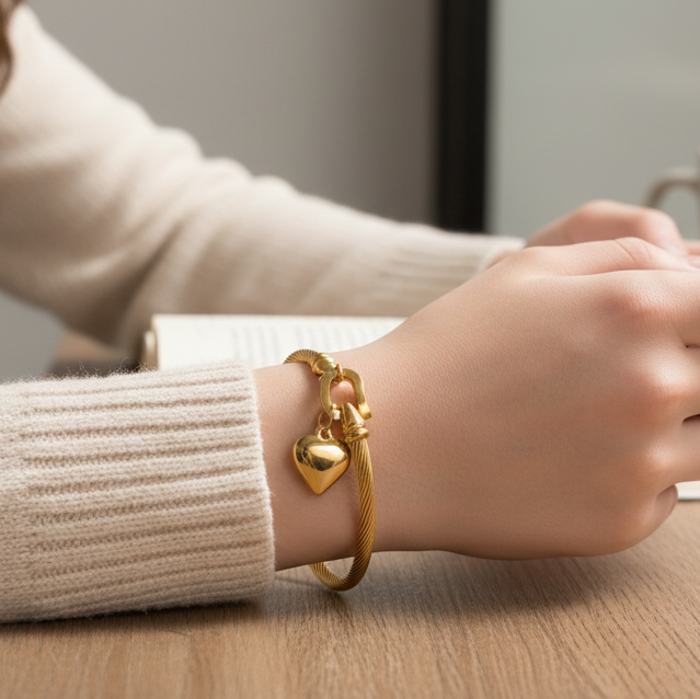 Pulseira Rígida "Nautical Heart" em Aço – Elegância com Toque Industrial
