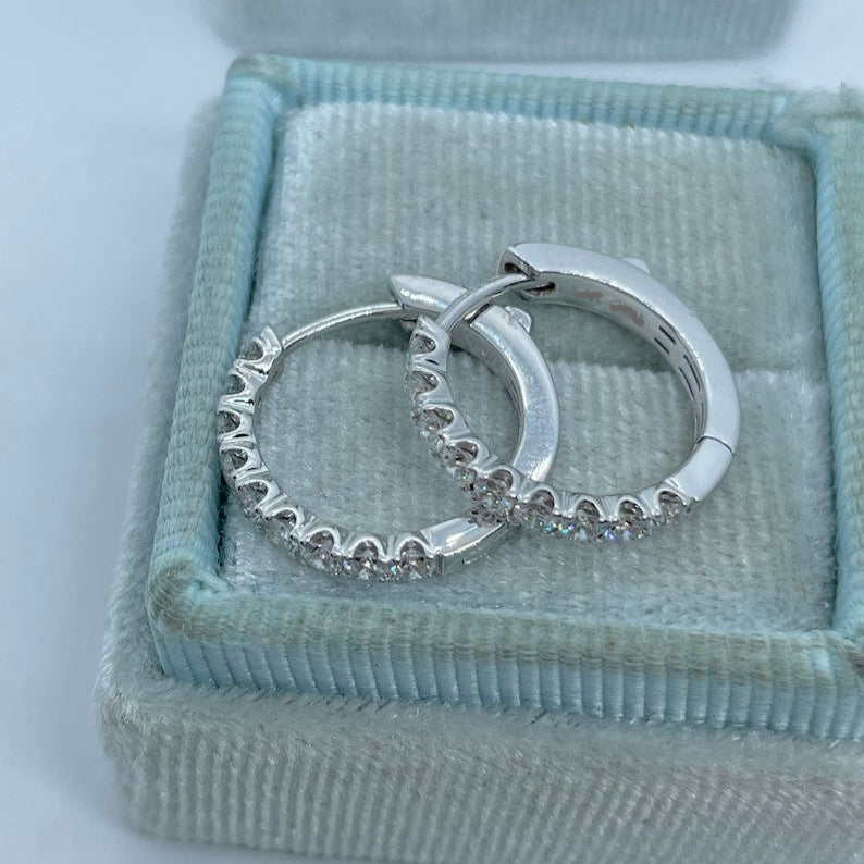 Argolas Pequenas em Ouro Laminado Branco 10k com Zircões