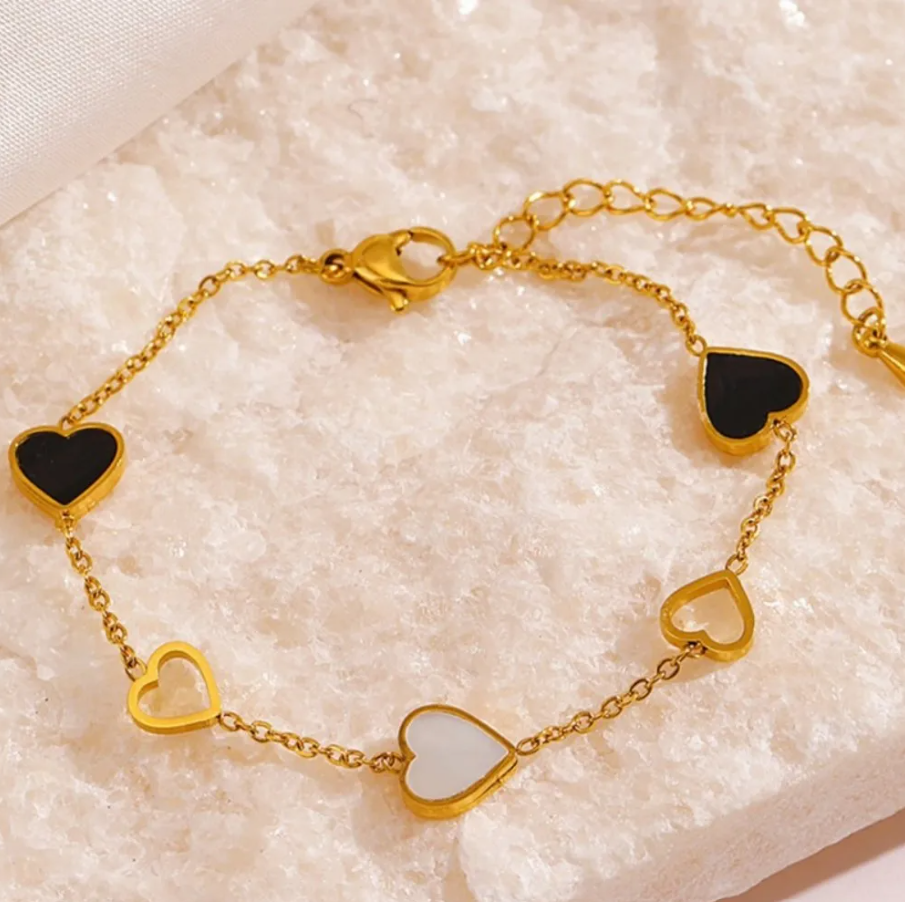 Pulseira Black & White Hearts em Aço – O Equilíbrio Perfeito entre Cores
