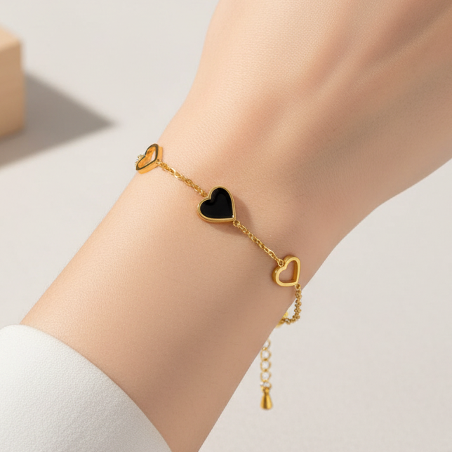 Pulseira Black & White Hearts em Aço – O Equilíbrio Perfeito entre Cores