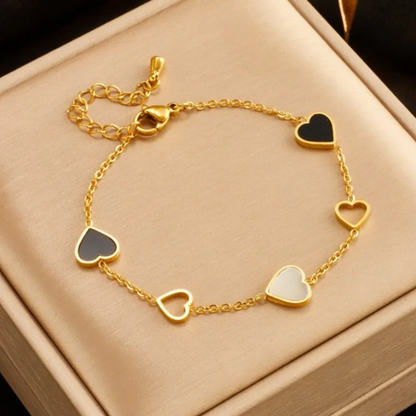 Pulseira Black & White Hearts em Aço – O Equilíbrio Perfeito entre Cores