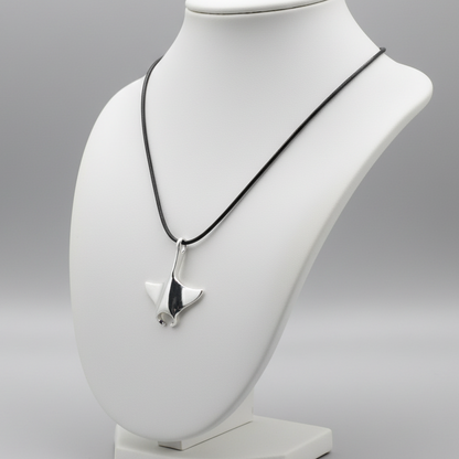 Colar Raia Manta "Ocean Life" – A Elegância das Profundezas no Seu Look
