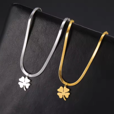 Collier Chance et Élégance – Maille Serpent avec Pendentif Trèfle en Acier