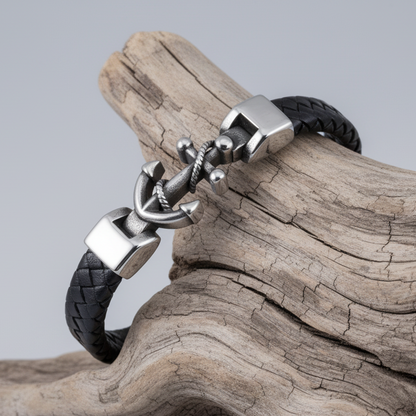 Esta pulseira masculina combina a textura rústica do couro preto trançado com o brilho industrial de uma âncora detalhada em aço inoxidável.