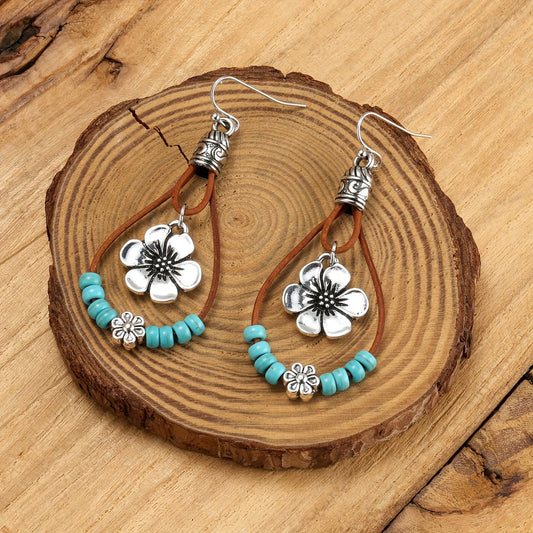 Brincos Boho com Flores Prateadas e Contas Turquesa – Estilo Vintage