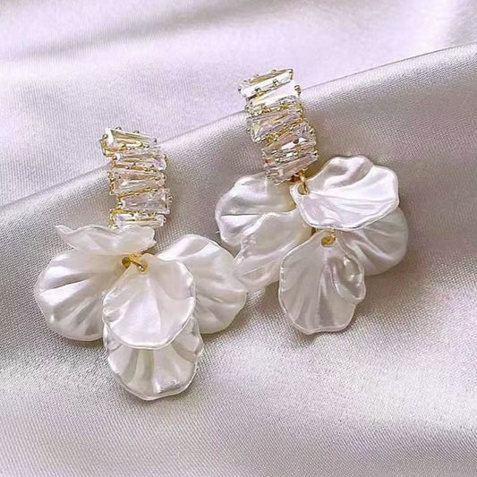 Brincos de Senhora, Concha com Pétalas Caídas