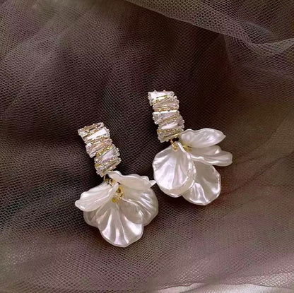 Brincos de Senhora, Concha com Pétalas Caídas