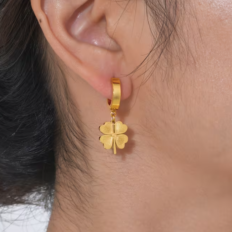 Brincos Trevo da Sorte – Elegância em Aço Dourado